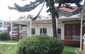 https://arquimedia.s3.amazonaws.com/104/sjbs-exteriores/entrada-capilla-y-cenizariosjpg.jpg